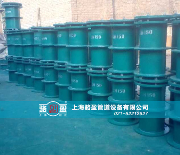 大口徑<a href=http://www.www.hellowinter.com.cn target=_blank class=infotextkey>防水套管</a>噴漆現(xiàn)場