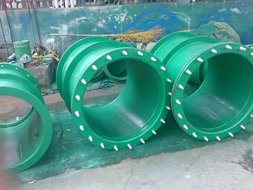 朔州市懷仁縣大口徑柔性<a href=http://www.www.hellowinter.com.cn target=_blank class=infotextkey>防水套管</a>噴涂現(xiàn)場